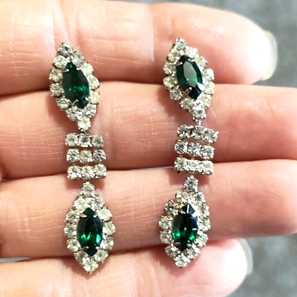 VINTAGE RHINESTONE AND FAUX EMERALD SILVER-TONE DROP DANGLE POST 2" EARRINGS - Picture 2 of 9
